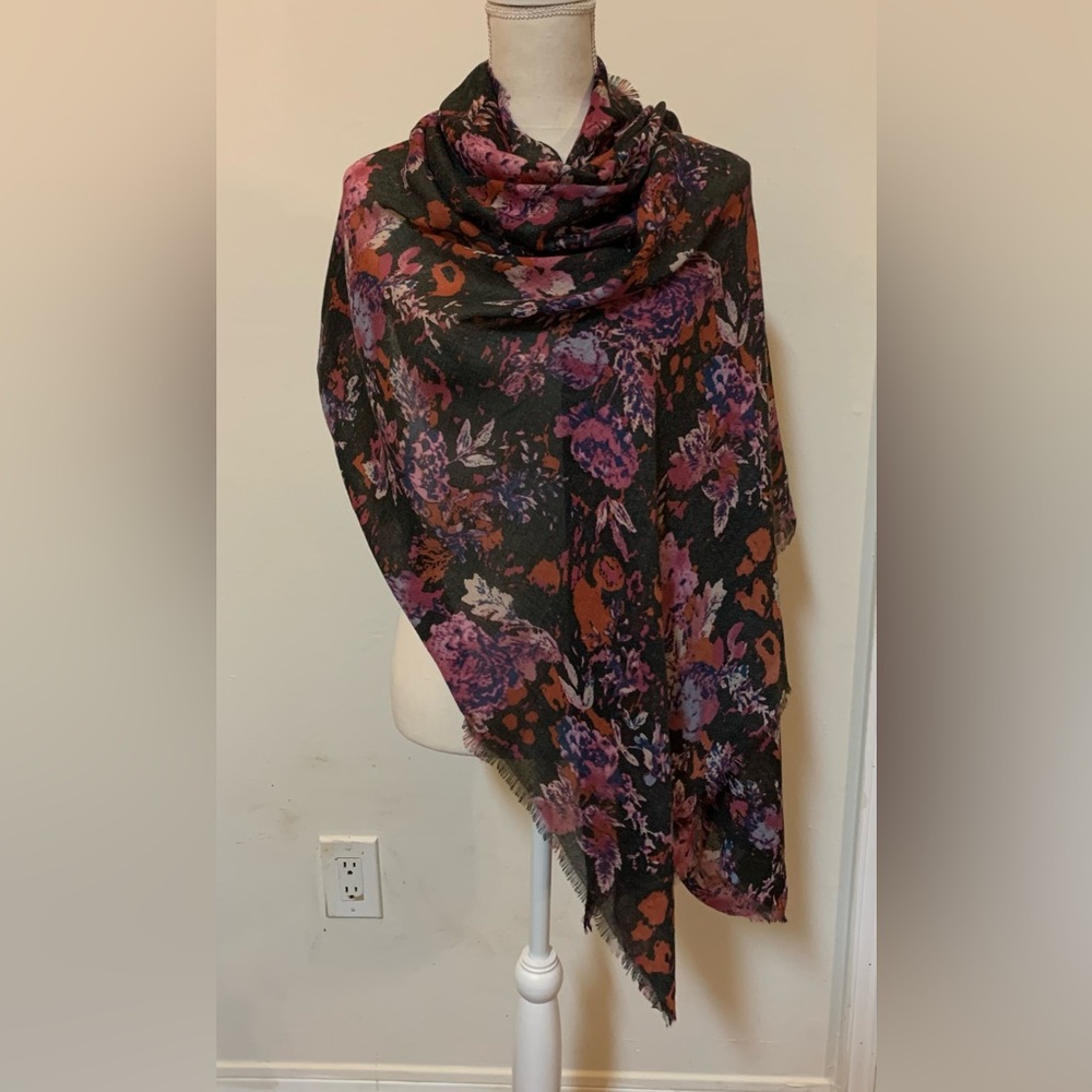 ..Anna & Ara Floral Scarf